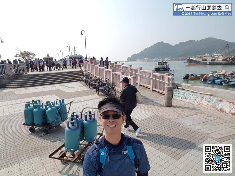 Take No. 11 from Tung Chung MTR Station or take the ferry from Tuen Mun to Tai O
