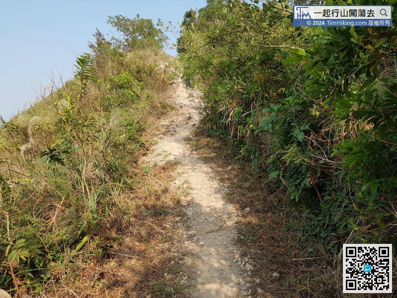 For advanced hikers, can leave on the other side, the rest route is a 4-star broken sand and gravel downhill section, which is very difficult to walk. Those who are beginners, inexperienced, and unequipped should not try.