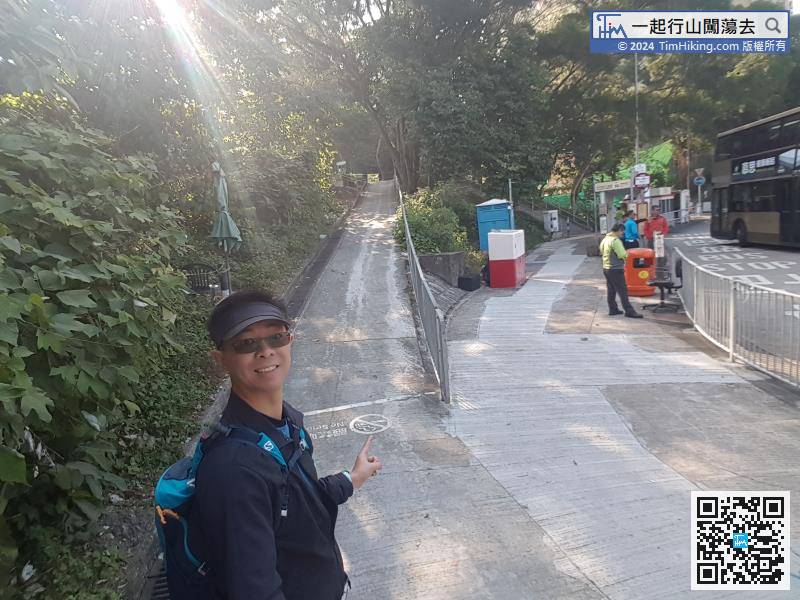 After getting off the bus, enter the mountain trail on the stairs or slope on the left-hand side immediately and step into Fa Sam Hang.