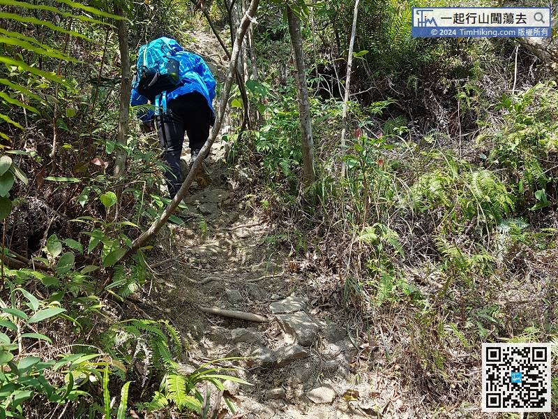 Since the hikers on the high slope on the left have already gone, so this time chooses the dangerous route on the right. The rule of hiking is the first easy and then the difficult one. Do not climb the sky in one step. At the beginning, it is a 45-degree slope hand climbing.