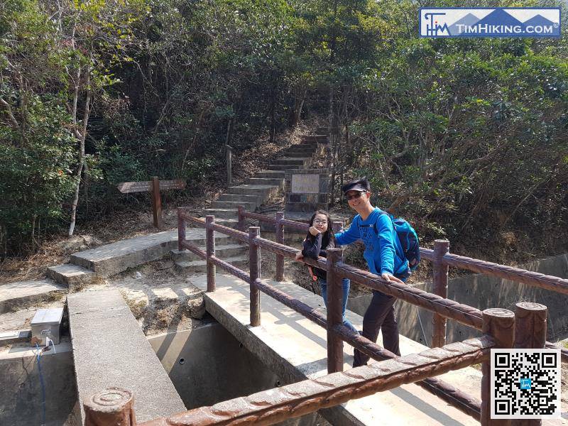 来到了浅水湾坳的紫岗桥，转左可往大潭笃水塘，转右可经孖岗山往赤柱。