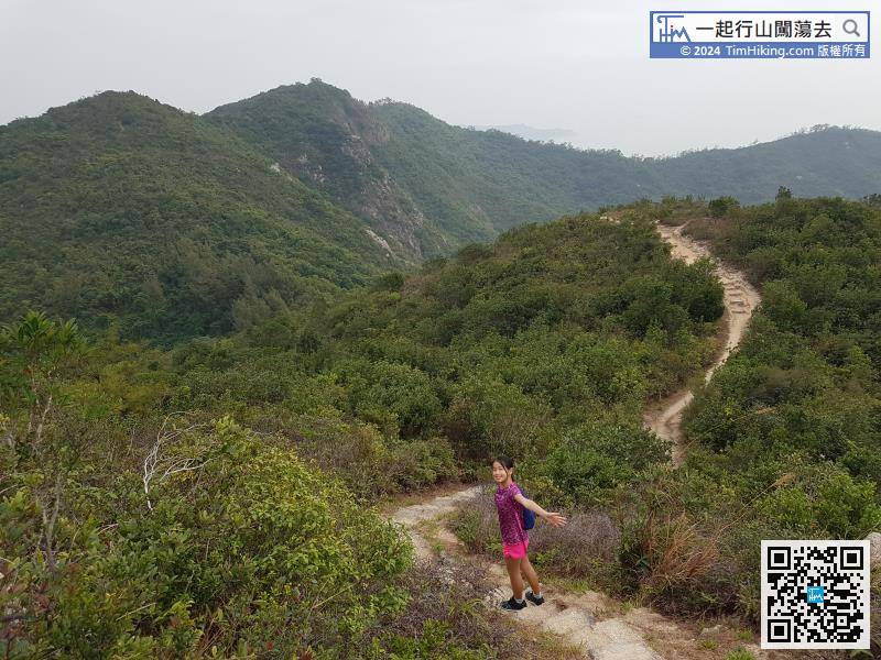 After taking a break, start to head towards Lo Yan Shan. Soon after falling down the mountain, will see the Trigonometrical Station on the opposite mountain, which is Lo Yan Shan.