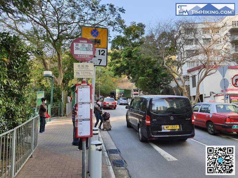 The starting point is near Adventist Hospital. Hikers can take a minibus or bus and get off at Adventist Hospital, and then go uphill.