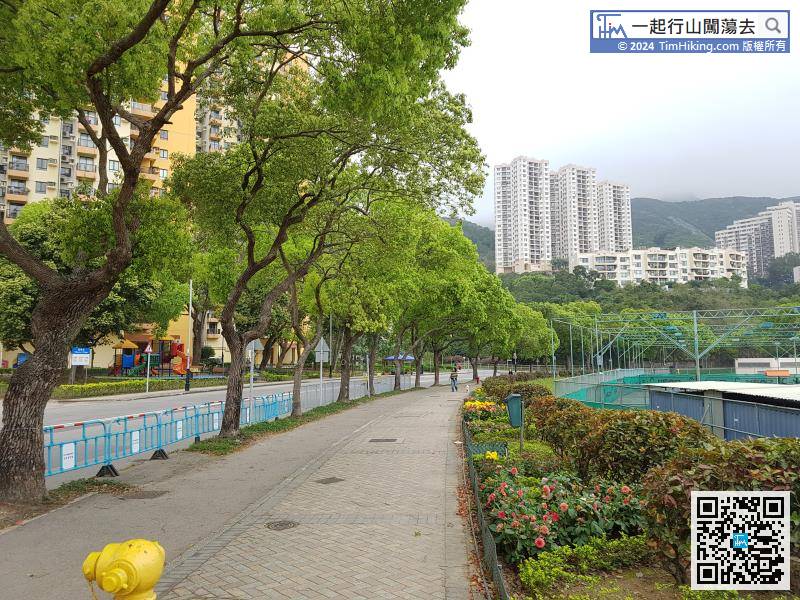 After First, return to Discovery Bay Road where just got off. Then, walk towards the beach,