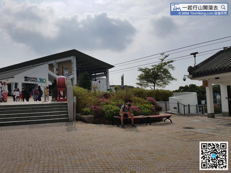 First, go through the trail on the right-hand side of the Ngong Ping360 cable car station,