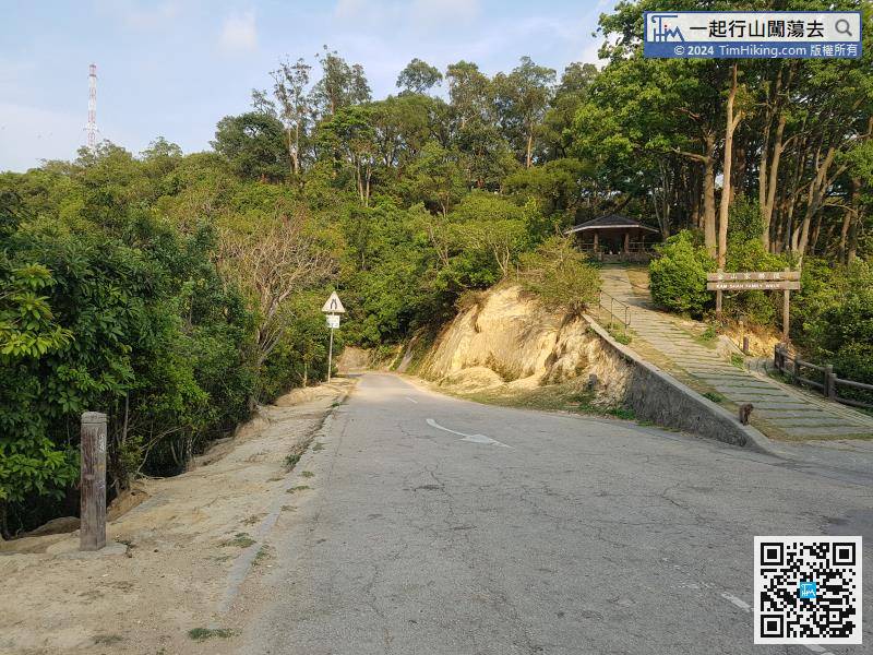After walking for about 45 minutes, come to a fork. There is a sloping road on the right of Golden Hill Family Trail, and the road on the left is the MacLehose Trail.