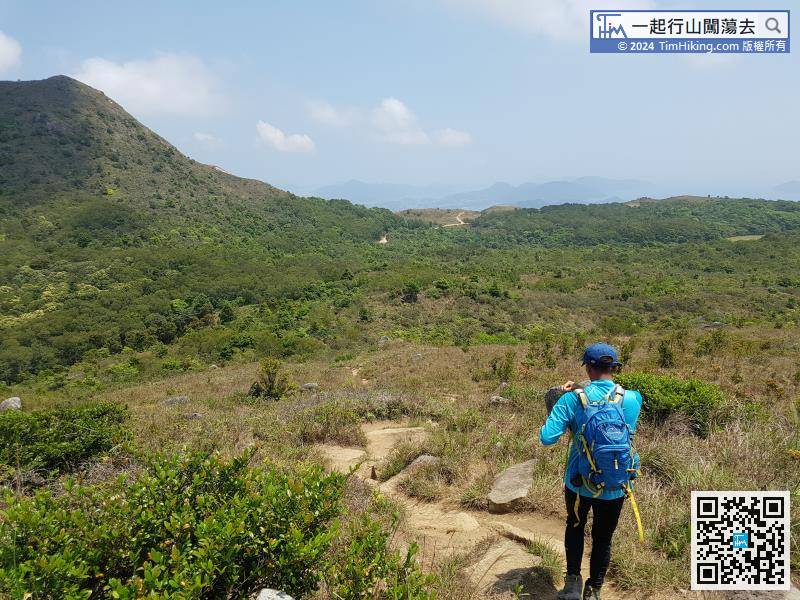 Looking down at the stone forest, the mountain trail that seeing is the MacLehose Trail (Section 4), and can see the Ngong Ping Plain clearly.