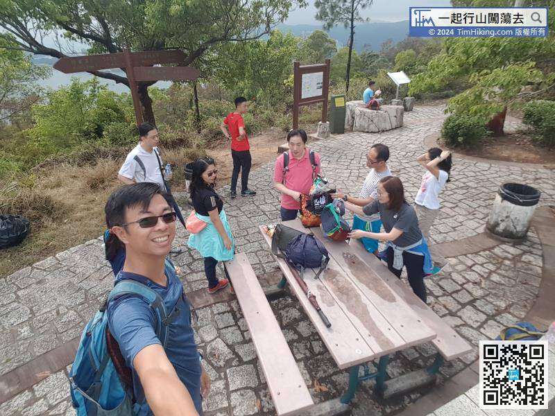 The picnic area of ​​Tsing Yi Nature Trail is not grass, but a place where there are several picnic benches for everyone to rest and eat.