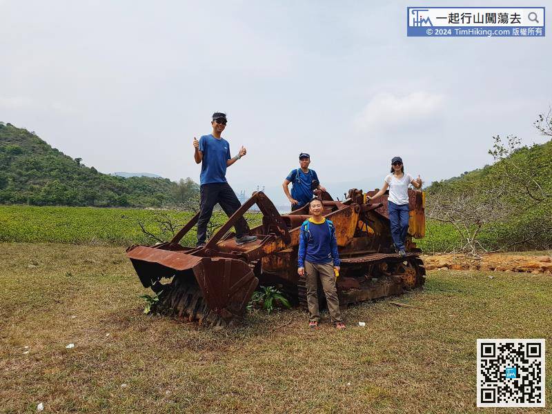 Hikers need to walk through the forest from Yung Shue Au to Sheung Pai Tau. Novices should not try. After passing through the forest, there is a plain, a shovel truck that has been abandoned for many years.