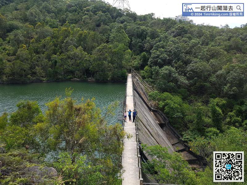At the location of the trigonometrical station, can see the reservoir and the dam from a height, it is very spectacular.