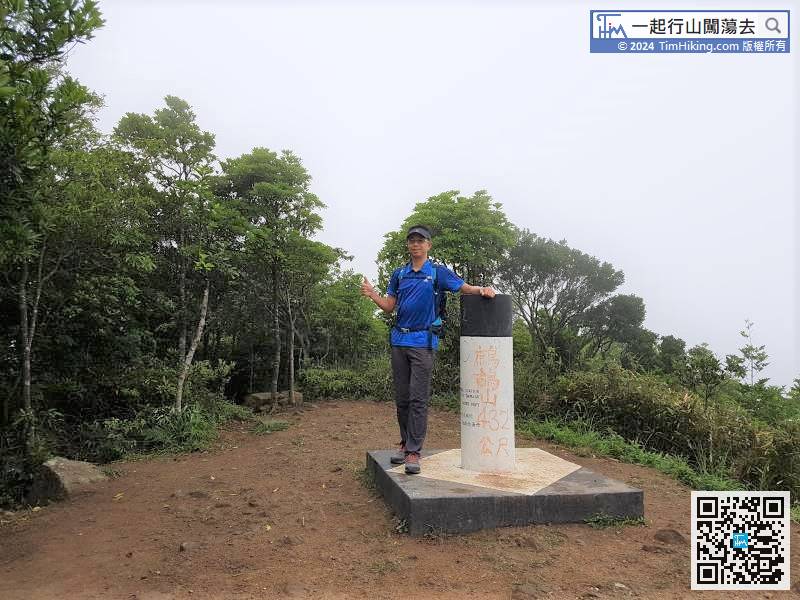 Finally, come to the top of Razor Hill. There is a trigonometrical station on the top of the hill, which has open scenery. Unfortunately, it is too foggy to see much.