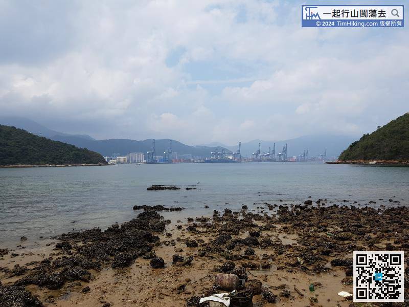 Yung Shue Au is very close to the border, and the other side is the Shenzhen Yantian Gang.