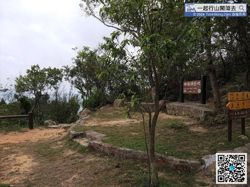 After walking for more than an hour, arrive at Kau Ling Chung Campsite. There is a stairway to the left.