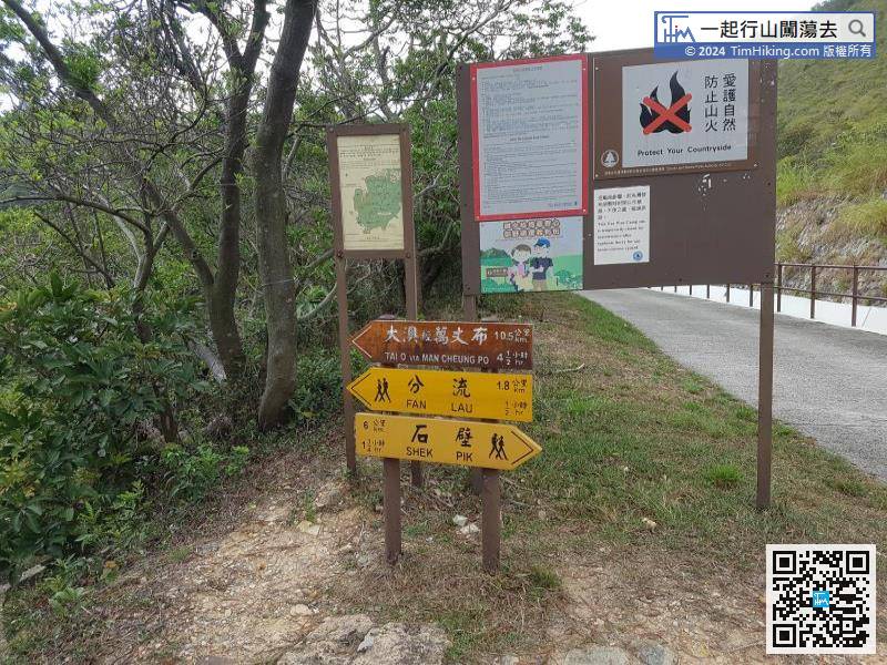 Move forward for about 1km, and there are signs to turn left into the mountain trail to Fan Lau, and formally enter the Fan Lau Country Trail.