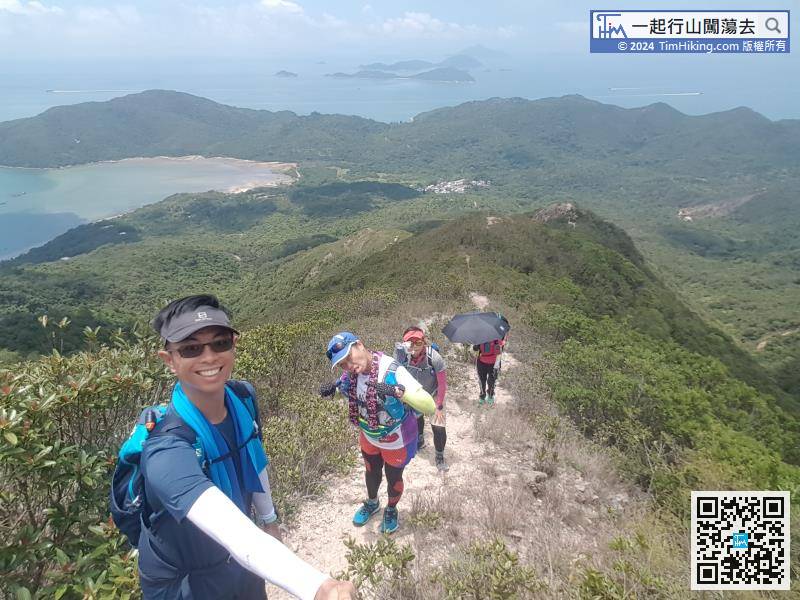 After about an hour of non-stop climbing, will find that already passed a few peaks of Tung Kau Nga Ridge,