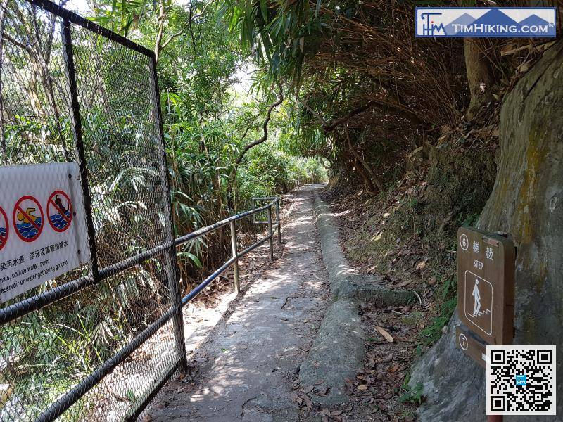 Turn back to the railing and continue to the direction of Aberdeen Lower Reservoir.