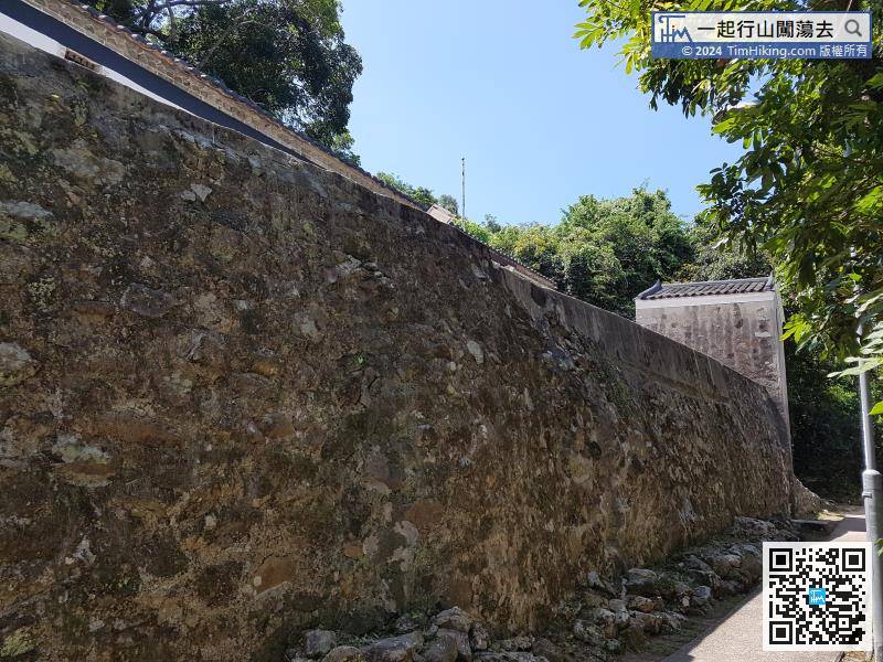 返回主径，继续向前行便会见到一幅高高的围墙，就是上窑村。