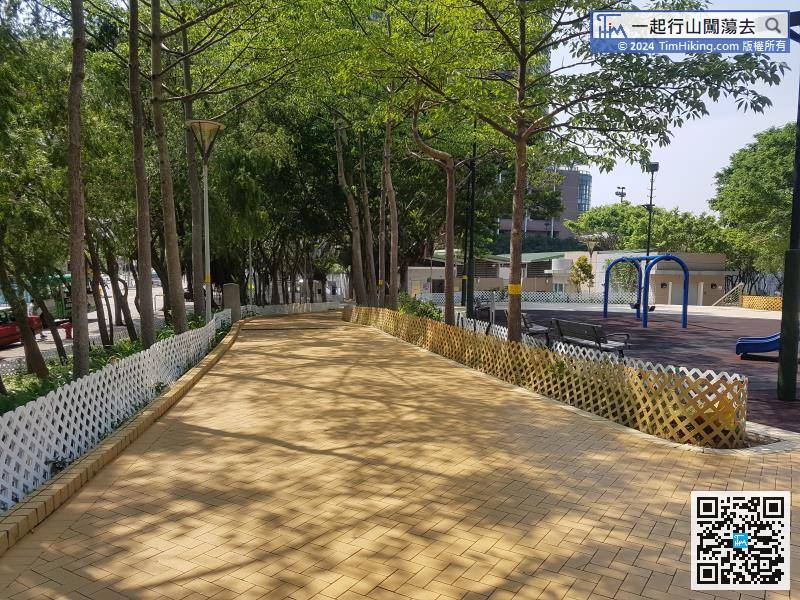 After getting off the bus, go to the Siu Sai Wan Waterfront Playground near the sea