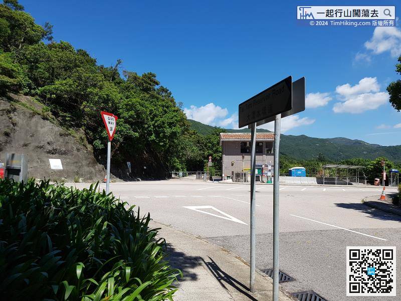 Cross Tai Tam Road and head to the opposite entrance,