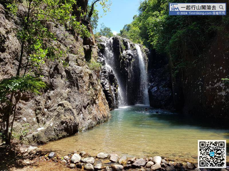 Tam Mound Falls are cliffs on three sides, and the water flows down from the front cliff wall, it is very spectacular. With the clear water pool, it is really a paradise on earth.