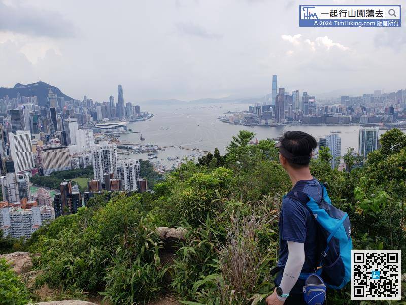 Behind is the landscape of Hung Heung Lo Fung, which is a well-known spot, it is so beautiful.