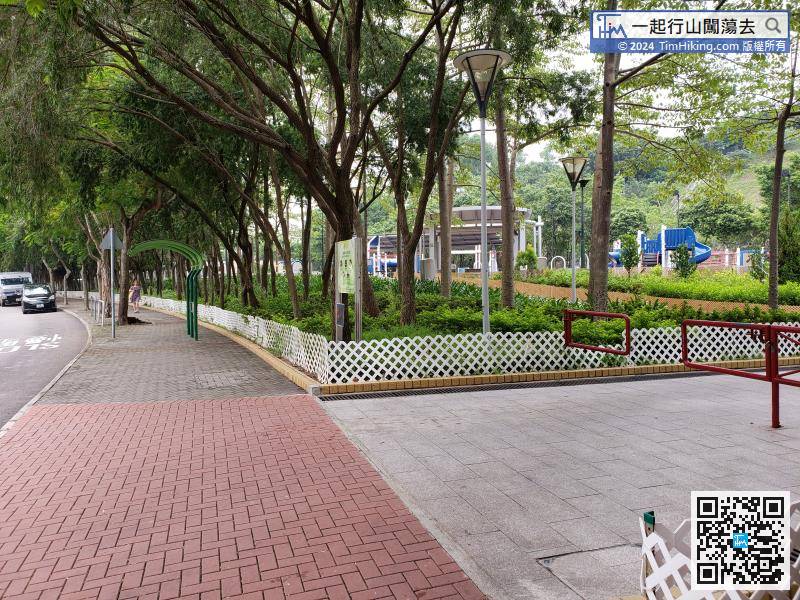 After getting off, go to the Siu Sai Wan Waterfront Playground near the sea and walk into the park.