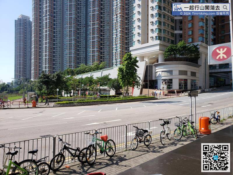 After exiting from Exit A at Tiu Keng Leng Station, cross the road to the opposite side by the side of Ocaan Shores.