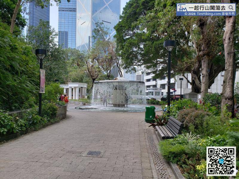 于金钟站C1出口离开，先穿过力宝中心来到香港公园东面正门。