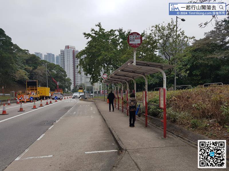 Starting at Tai Wai Hung Mui Kuk, you can take various buses that pass through Lion Rock Tunnel and Tai Wai, get off at the bus stop World Wide Gardens,