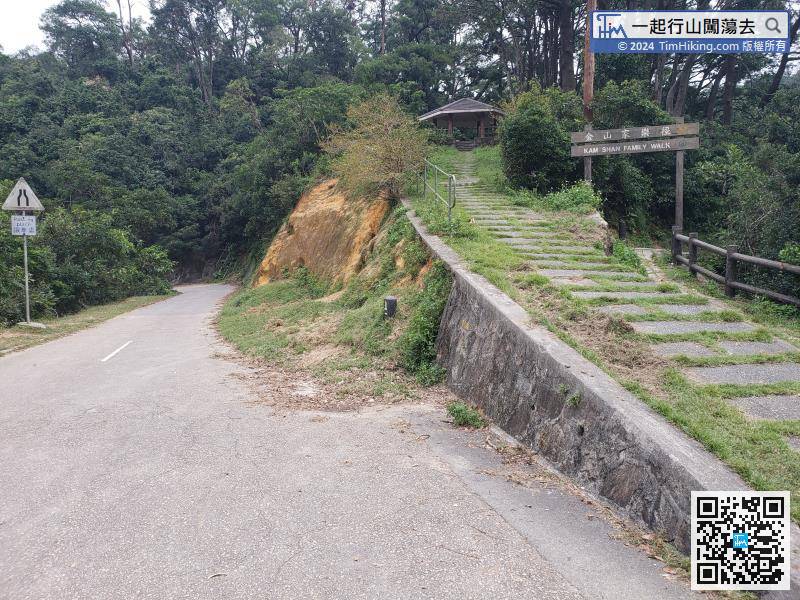 After leaving the archway, connect to Golden Hill Road and keep to the right, which is also the MacLehose Trail (Section 6).