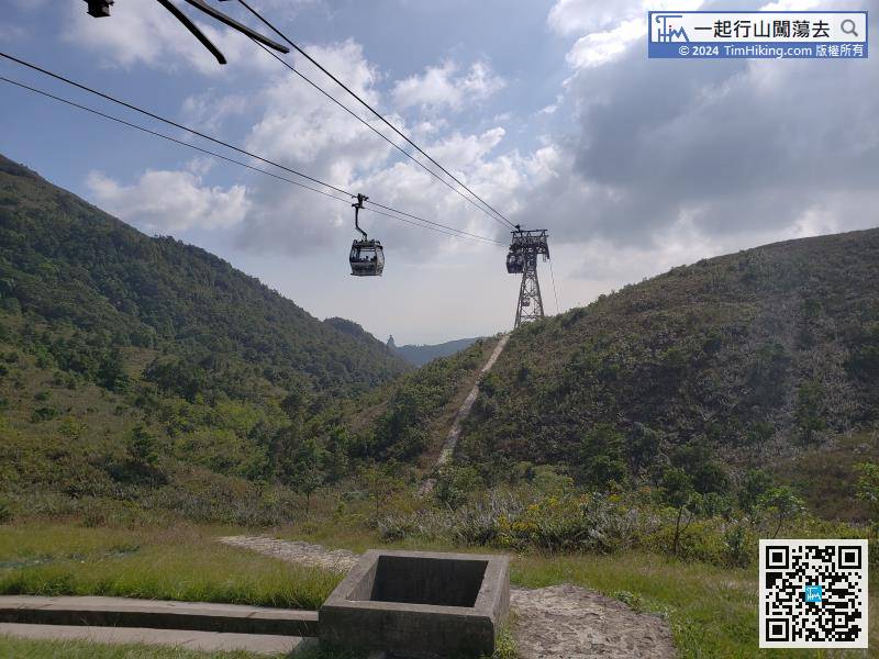 If do not want to get off Tung Chung, hikers can turn left at the turning station and walk for about 2km to reach Ngong Ping Village in less than half an hour.