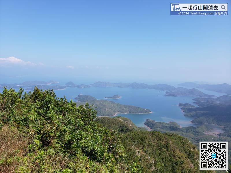 At the top of Tiu Tang Lung, can overlook the entire Double Haven. The Yantian Gang is on the far left, Kat O and Crescent Island to the right, the largest is Wan Chau, and the far right is Wong Chuk Kok Tsui.