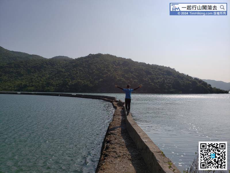 The long and narrow Po Kwu Wan dike is very dangerous, but it is actually very safe.