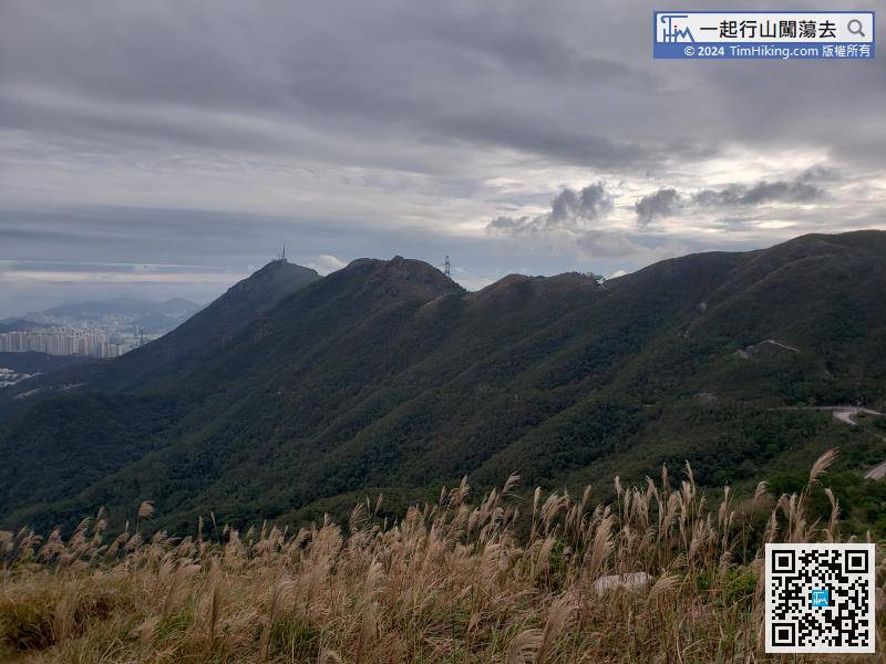 There is a 360-degree view on the top of Tung Yeung Shan, and can see the entire section of the majestic mountains from Kowloon Peak to Tate's Cairn.