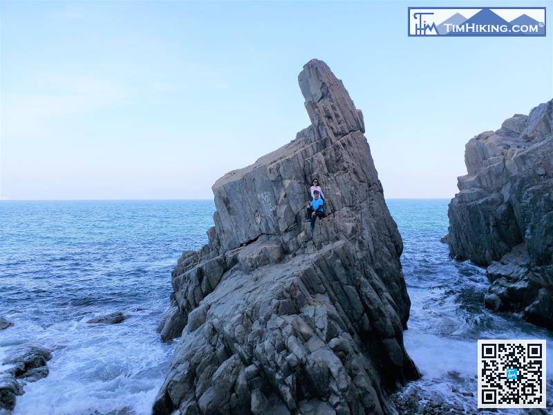 龍頸筋屹立在兩條海溝之間，大浪不斷拍打兩側，聲勢非常澎湃。