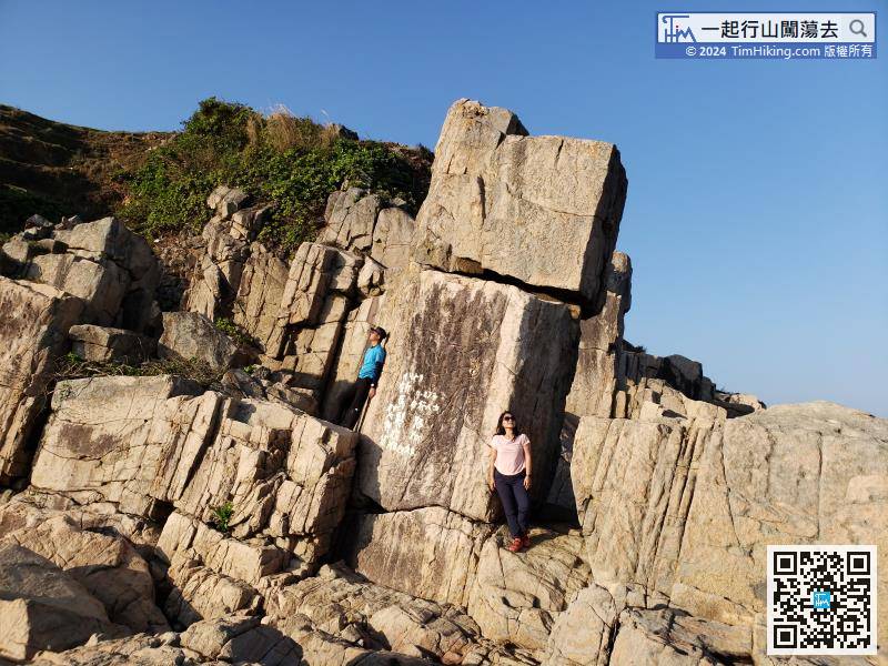 落到岸边，就如捆边般左爬右爬，便可去到“吕”字叠石的位置。