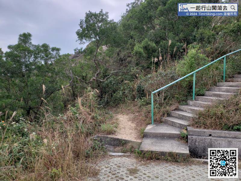 For hikers who want to challenge, follow the trail to the left of the stairs on the top of the mountain.