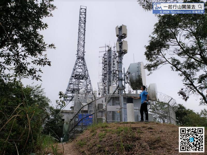 九龙坑山山顶有大型数字电视广播发射站，也有标高柱。