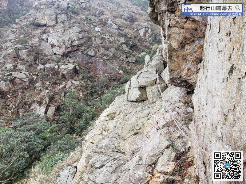 When coming to the most dangerous location on the Tin Mun Trail, be careful not to use the rope as the rope is not fastened, and the wrong use of force will cause falling into the cliff.