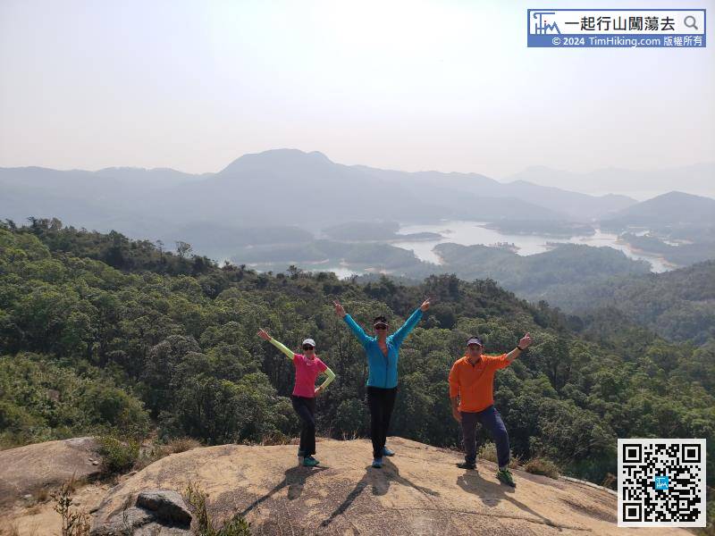 After climbing the large stone slab, is the best place to overlook Tai Lam Chung Reservoir Viewpoint B.