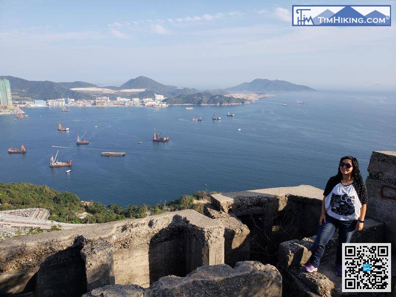 Walking to the highest point of Devil's Peak Fortress, the scenery is very wide, can enjoy the Lei Yue Mun Strait, LOHAS Park, and even the Tseung Kwan O landfill at a glance.