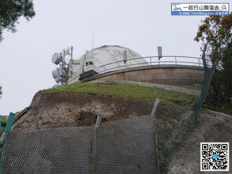 头顶就是其中一个笔架山波波，标高柱也在旁，属天文台范围，不能进入。