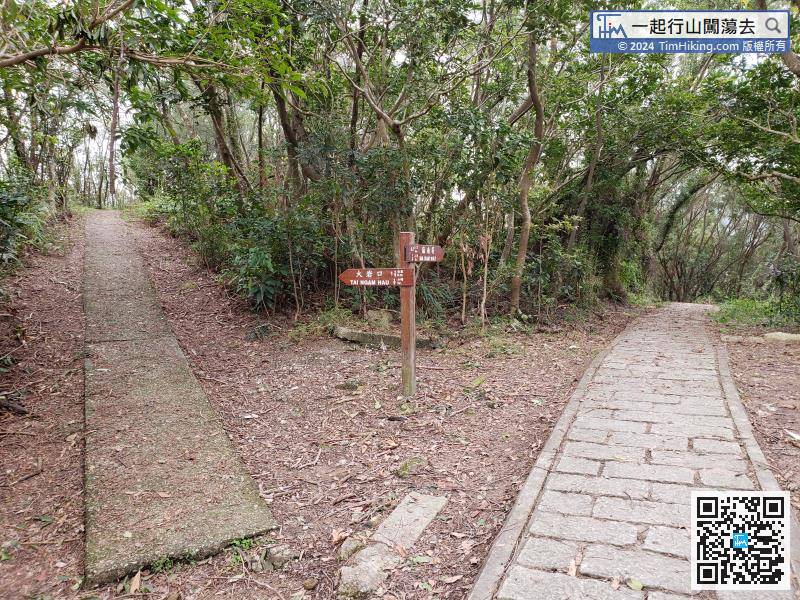  a little bit forward, there is an intersection on the left to Tai Ngam Hau. At this time, keep to the left and leave the main trail.