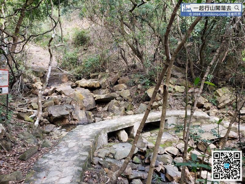 This road is also the Pok Fu Lam Family Trail. There will be many small streams along the way.