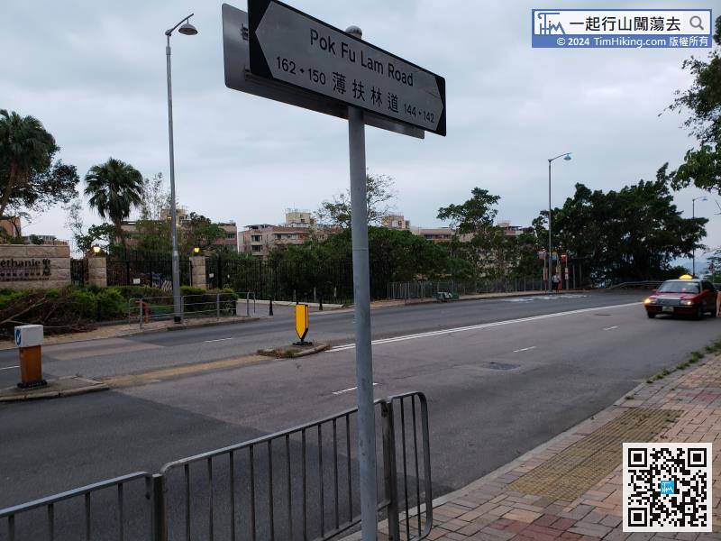 The starting point is in Pok Fu Lam Reservoir. You must first get off at Fu Lam Reservoir Road,