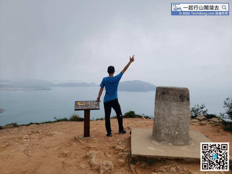 Shek O Peak is 284 meters high. There is a very fat trigonometrical station on the top of the mountain.