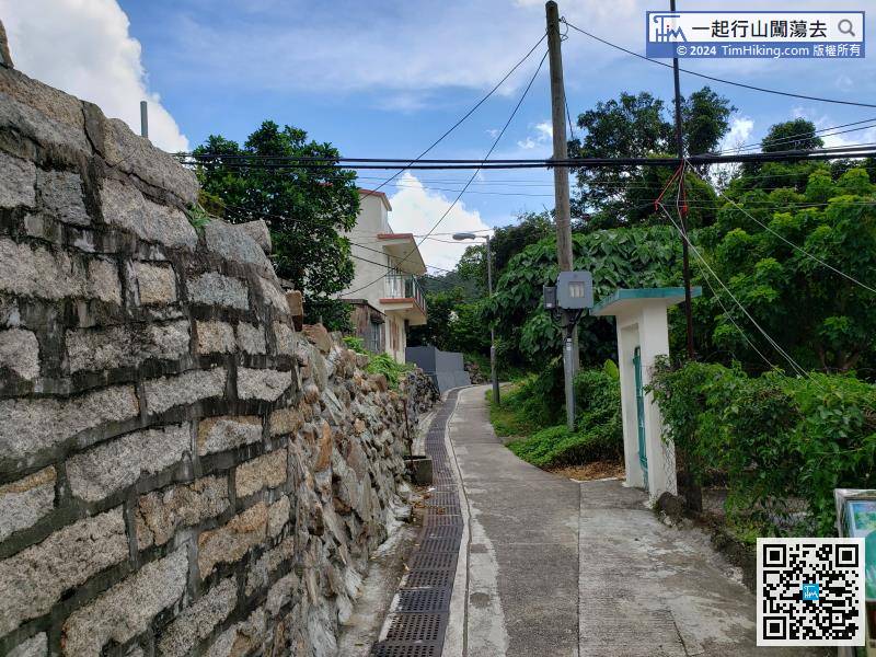 After visiting the Giant Camphor Tree, return to the entrance of Shek Mun Village, turn left and continue to Tai O.