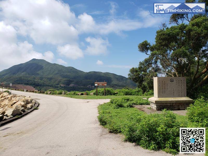 Follow a few steps to the High Island Reservoir West Dam. There is a large stone stele at the entrance of the dam,