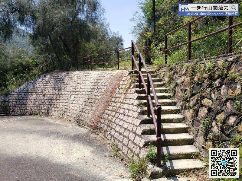 After viewing the Wong Nai Chung Reservoir, turn back to the turning stairs