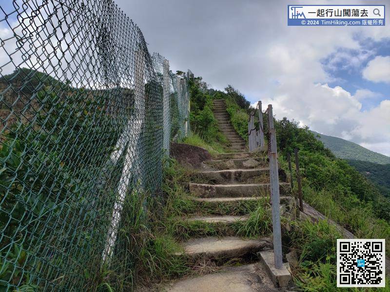 The stairs are very long, and the Bila Mountain Quarry is separated by a net on the left,